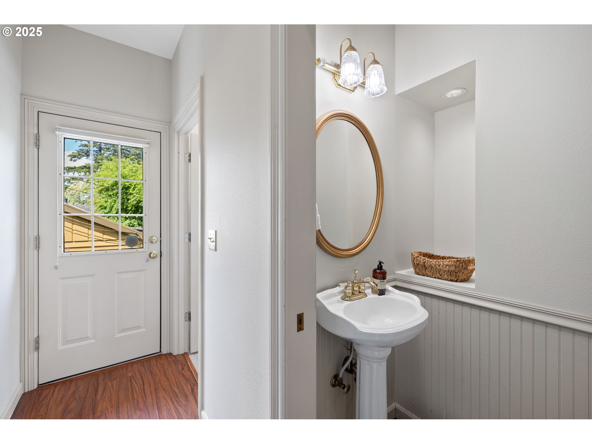 690 North Shepherd Road Washougal, WA 98671 - Photo 26 of 38 a bathroom with a sink a mirror and a toilet