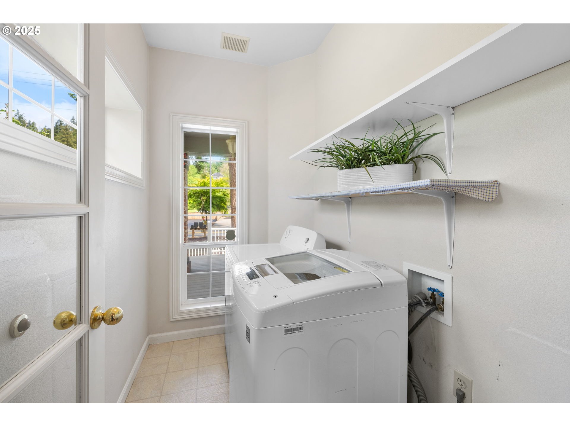 690 North Shepherd Road Washougal, WA 98671 - Photo 27 of 38 a utility room with a window