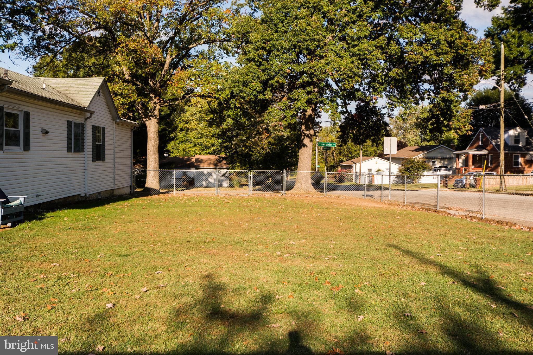 615 Riverside Road Baltimore, MD 21221 - Photo 11 of 50 Large Corner Lot/Fenced