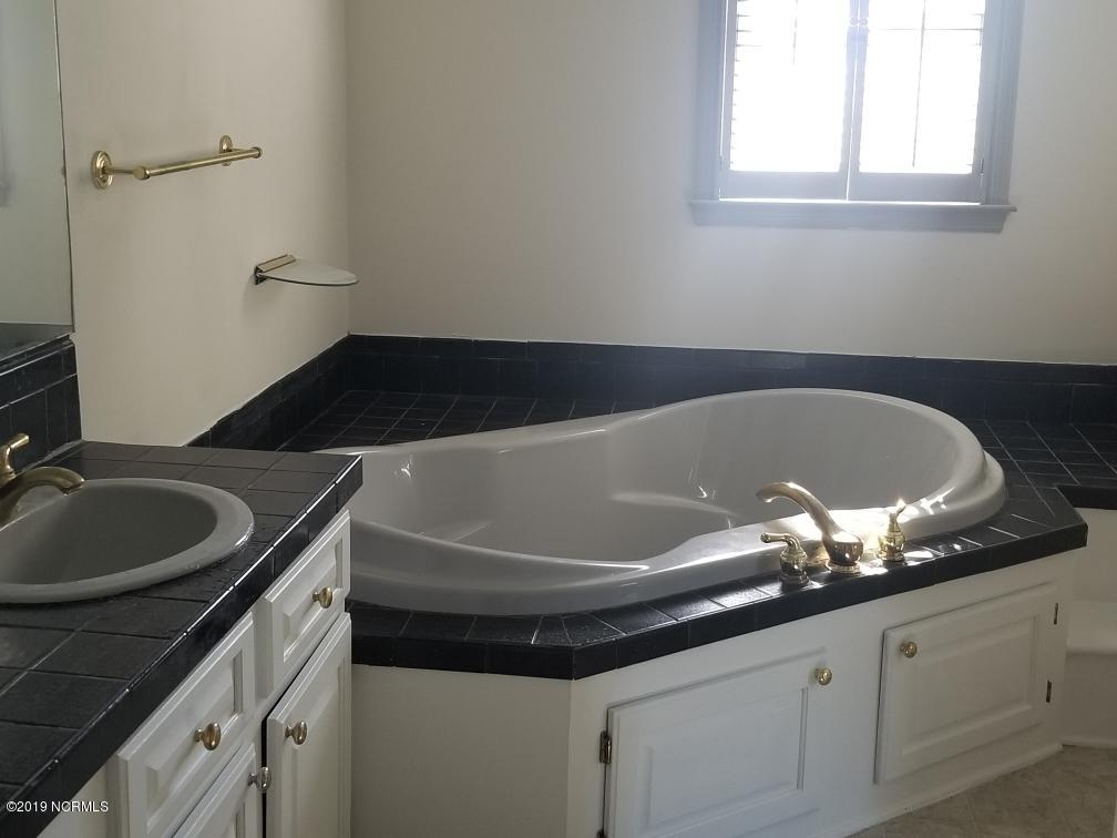 217 Mansfield Road Washington, NC 27889 - Photo 21 of 28 217 Mansfield bath