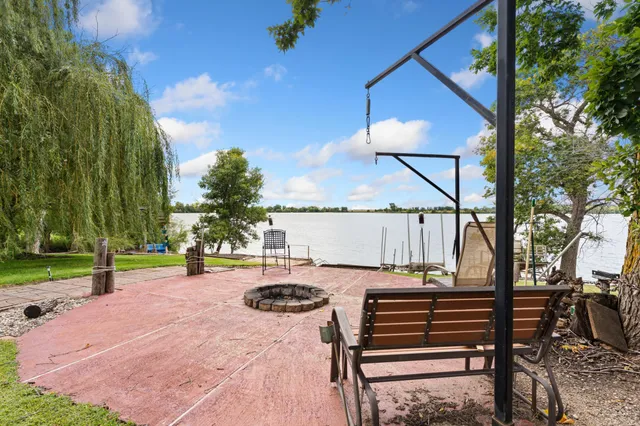 $365,000 | 1 Lime Lake Drive, Avoca, MN 56114