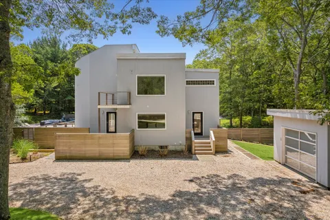 $3,295,000 | 2 Jodys Path, East Hampton, NY 11937