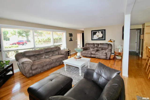 $259,950 | 300 Oakwood Circle, Washington, IL 61571