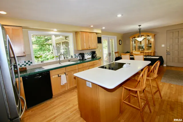 $259,950 | 300 Oakwood Circle, Washington, IL 61571