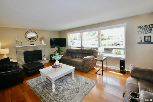 $259,950 | 300 Oakwood Circle, Washington, IL 61571