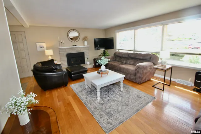 $259,950 | 300 Oakwood Circle, Washington, IL 61571