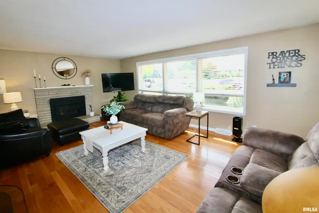 $259,950 | 300 Oakwood Circle, Washington, IL 61571