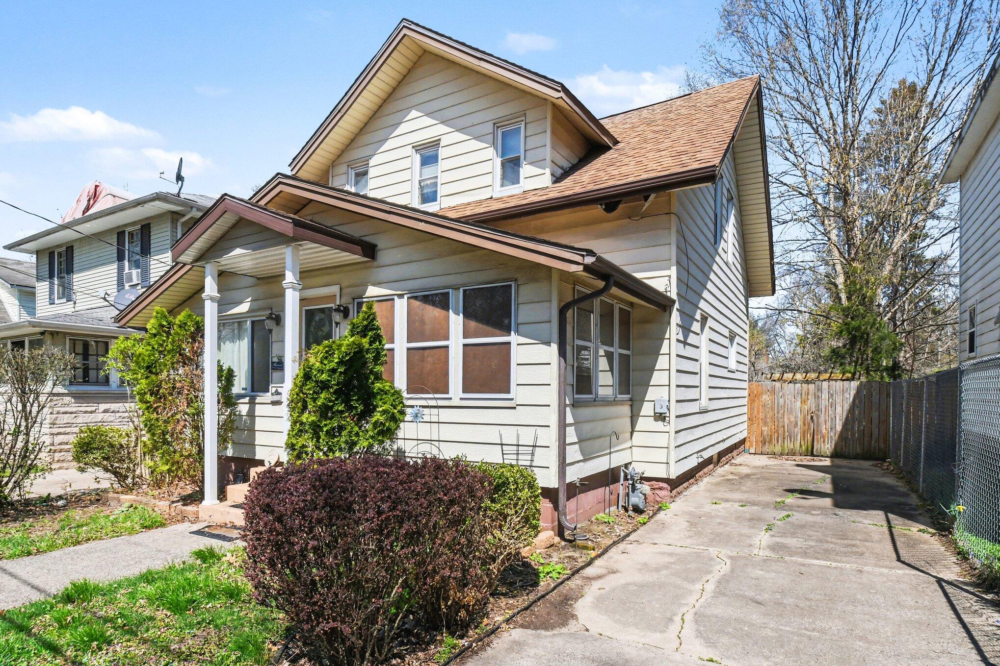 739 Maple Street Niles, MI 49120 - Photo 2 of 29 002_file_5384