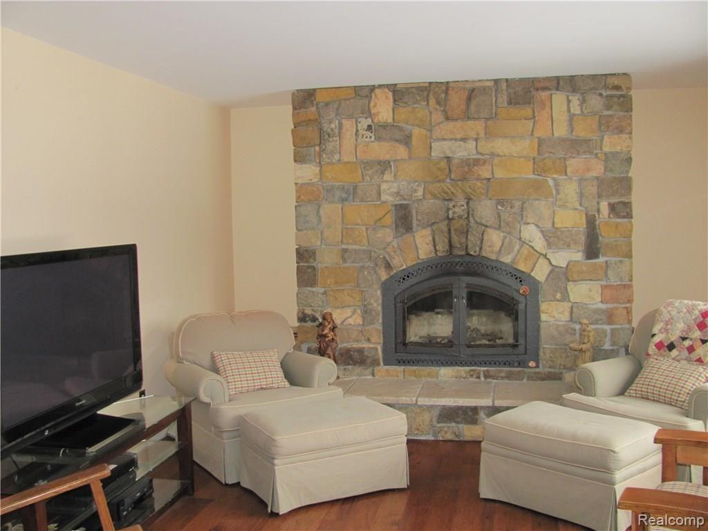 1925 North Cedar Road Fowlerville, MI 48836 - Photo 2 of 10