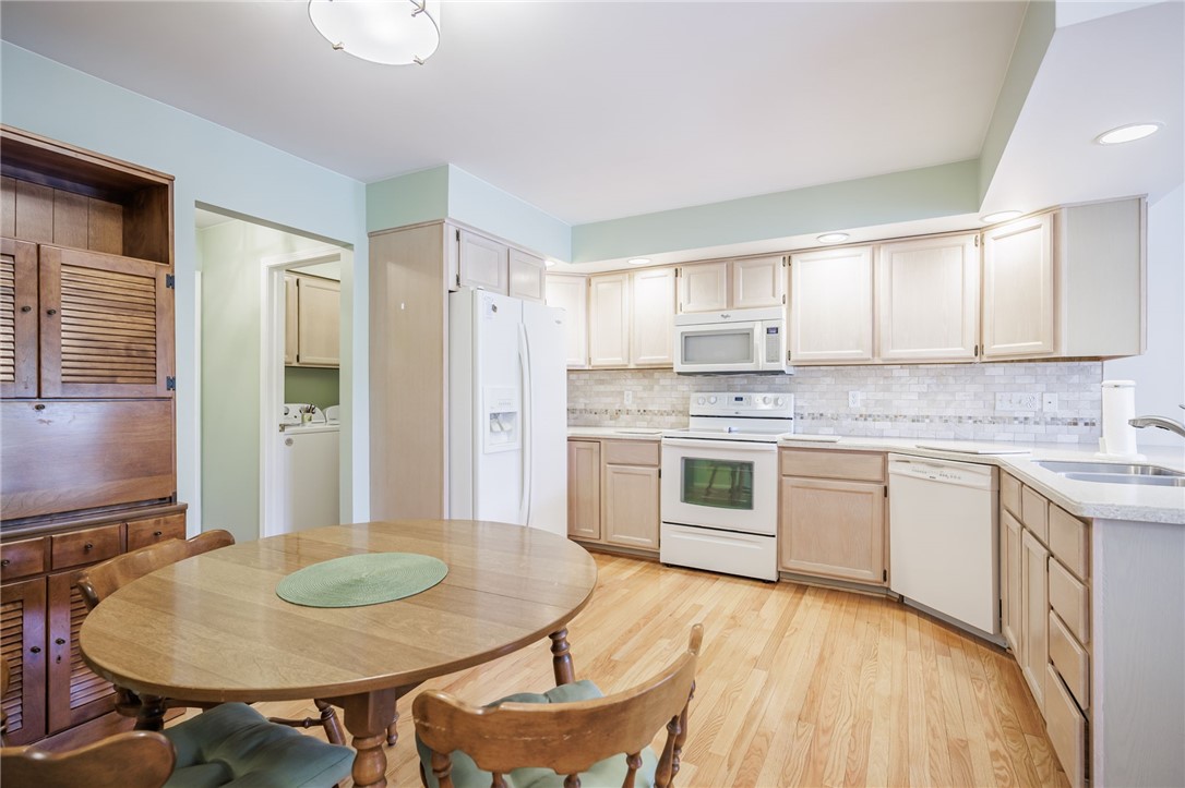 53 Waterview Circle Rochester, NY 14625 - Photo 5 of 41 eat in area