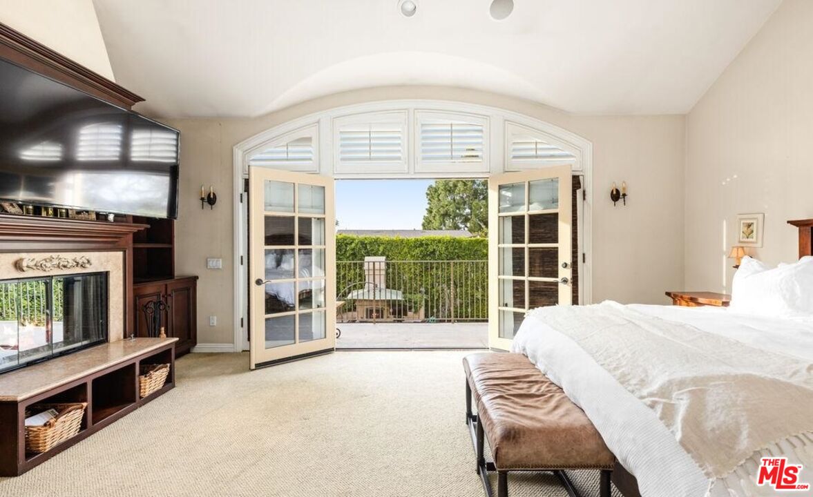 2147 Duxbury Circle Los Angeles, CA 90034 - Photo 11 of 17