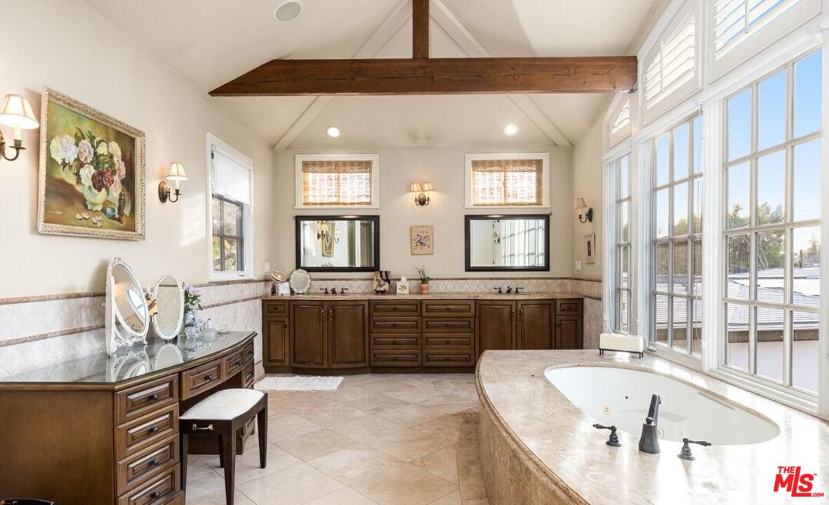 2147 Duxbury Circle Los Angeles, CA 90034 - Photo 12 of 17