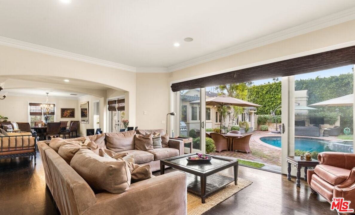 2147 Duxbury Circle Los Angeles, CA 90034 - Photo 4 of 17