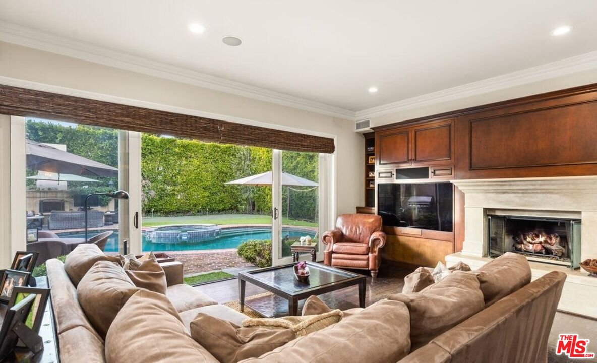 2147 Duxbury Circle Los Angeles, CA 90034 - Photo 5 of 17