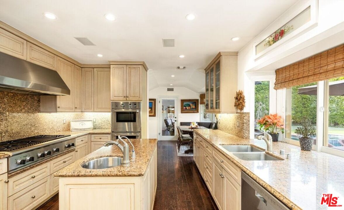 2147 Duxbury Circle Los Angeles, CA 90034 - Photo 7 of 17