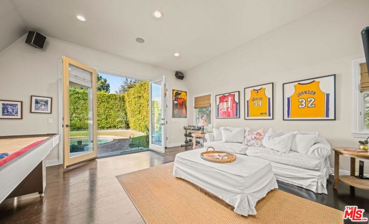 2147 Duxbury Circle Los Angeles, CA 90034 - Photo 10 of 17