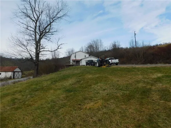 a view of a house with backyard
