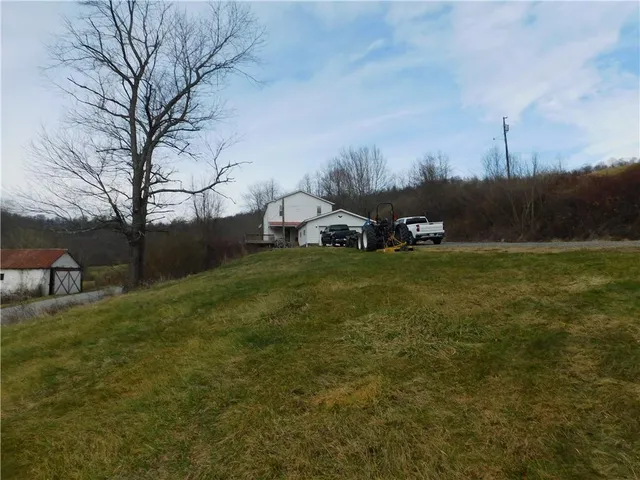 a view of a house with backyard