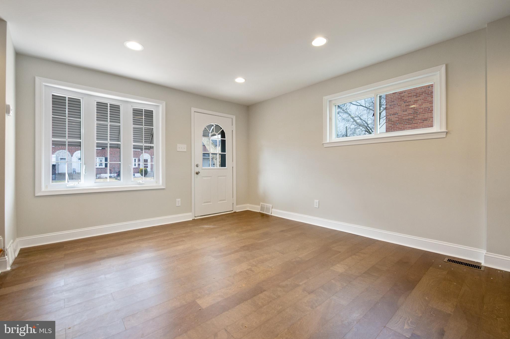 985 Grant Road Folcroft, PA 19032 - Photo 3 of 23 Gallery Image 3