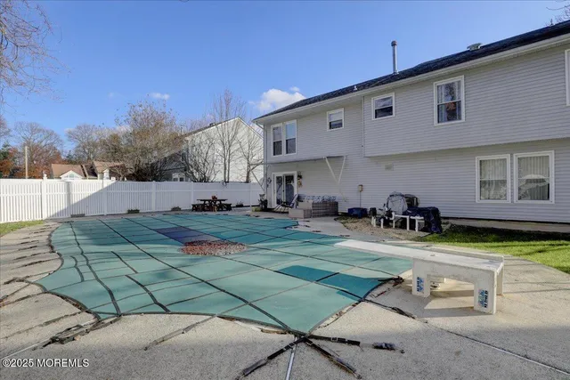 a view of a yard with a bath tub