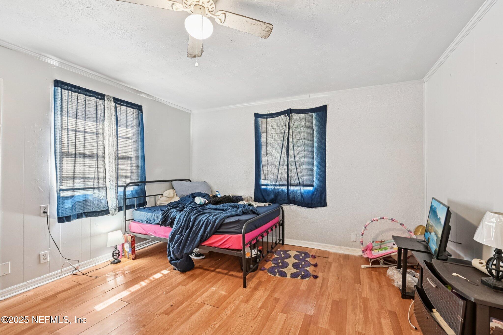 5635 Atlee Avenue Jacksonville, FL 32205 - Photo 20 of 31 a living room with furniture and wooden floor