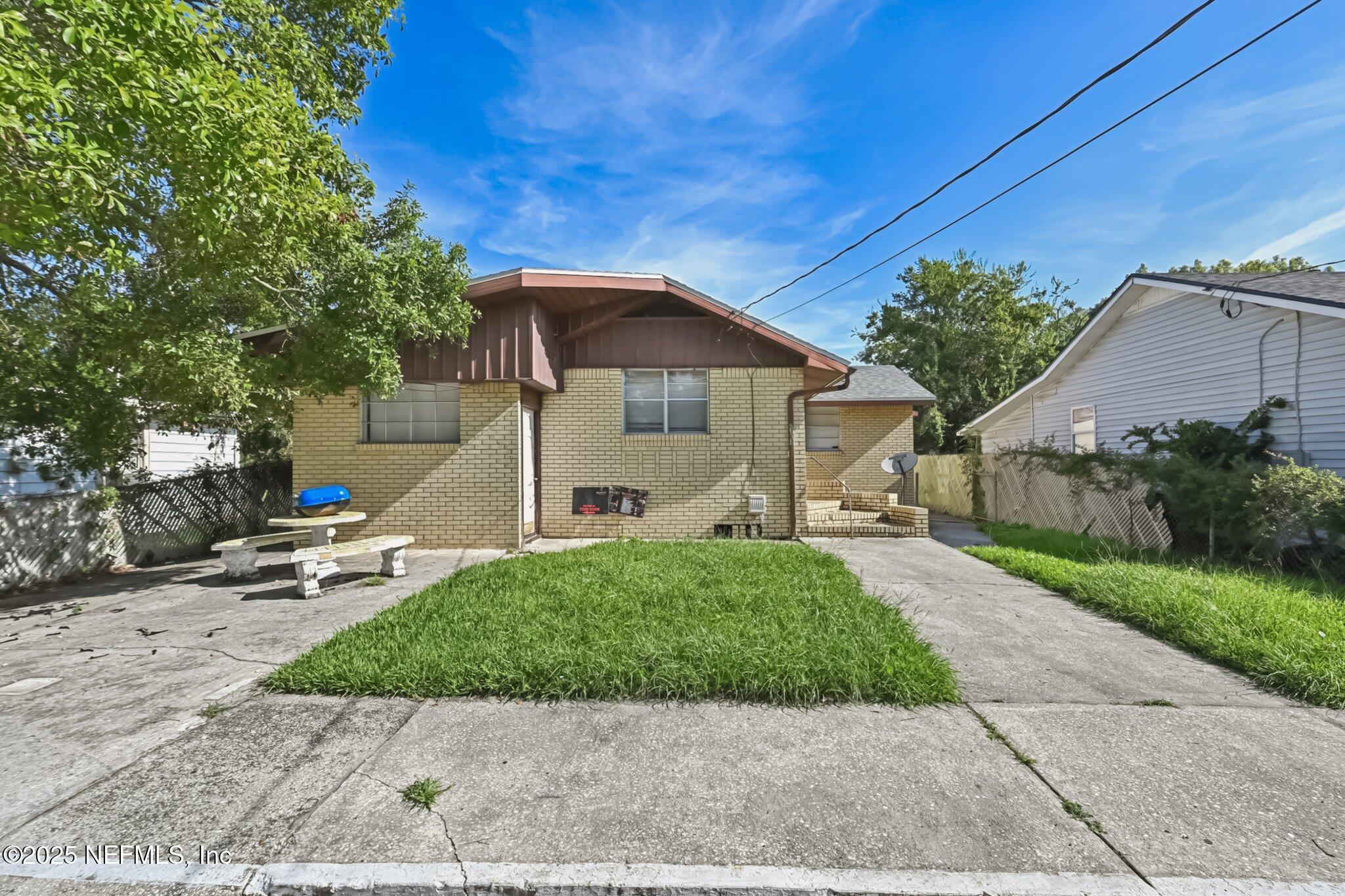 5635 Atlee Avenue Jacksonville, FL 32205 - Photo 2 of 31 a view of a back yard of the house