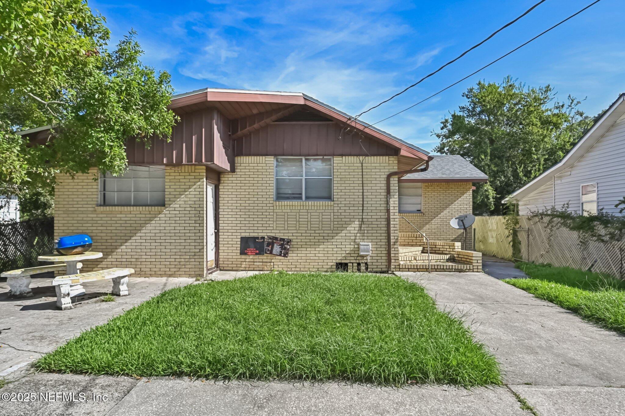 5635 Atlee Avenue Jacksonville, FL 32205 - Photo 3 of 31 a front view of a house with garden