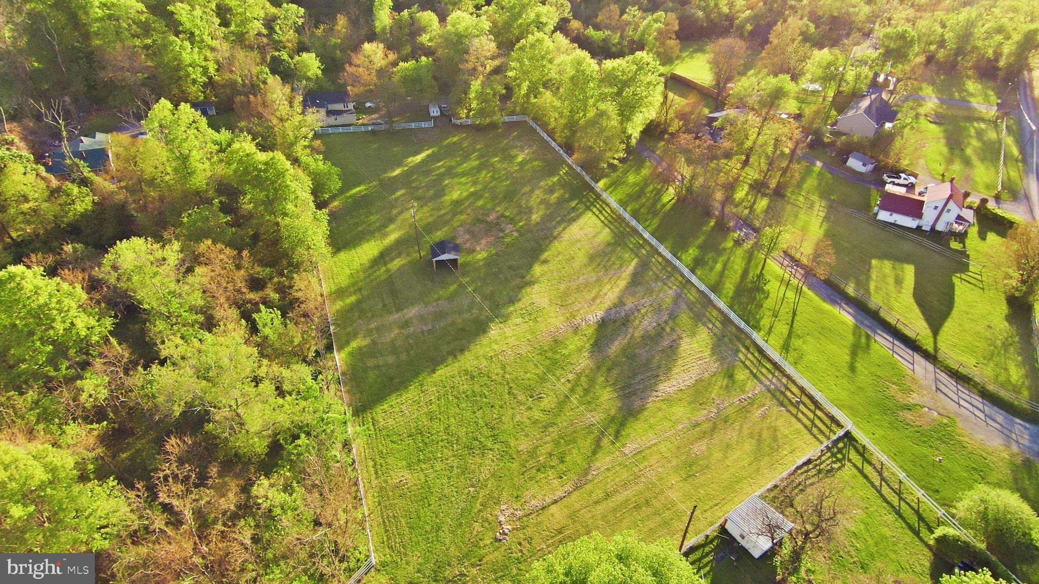 34017 Welbourne Road Upperville, VA 20184 - Photo 26 of 34 View from Above - Paddock with Lean-To