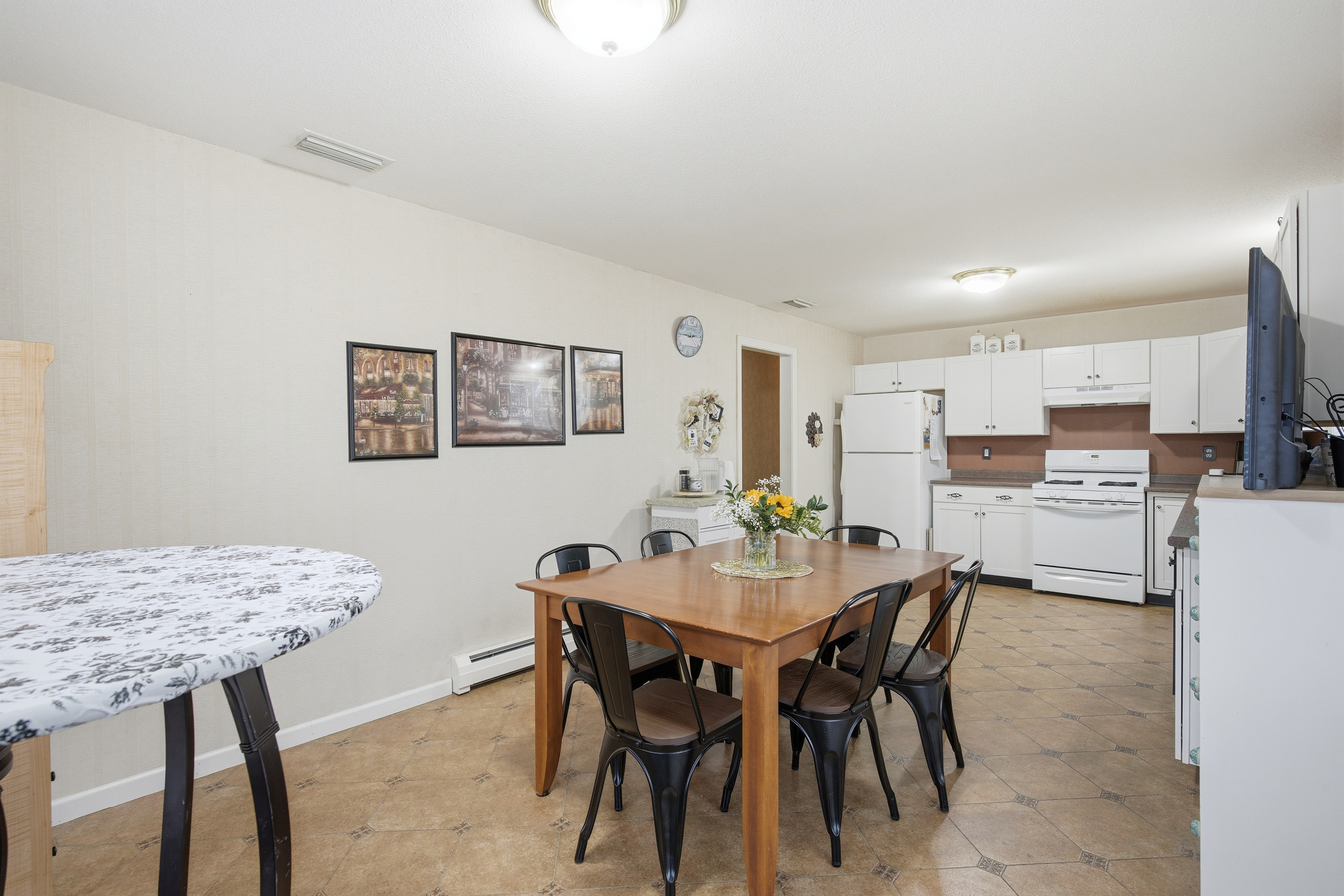 35 Fairfield Lane Bloomfield, CT 06002 - Photo 21 of 40 a view of a dining room with furniture
