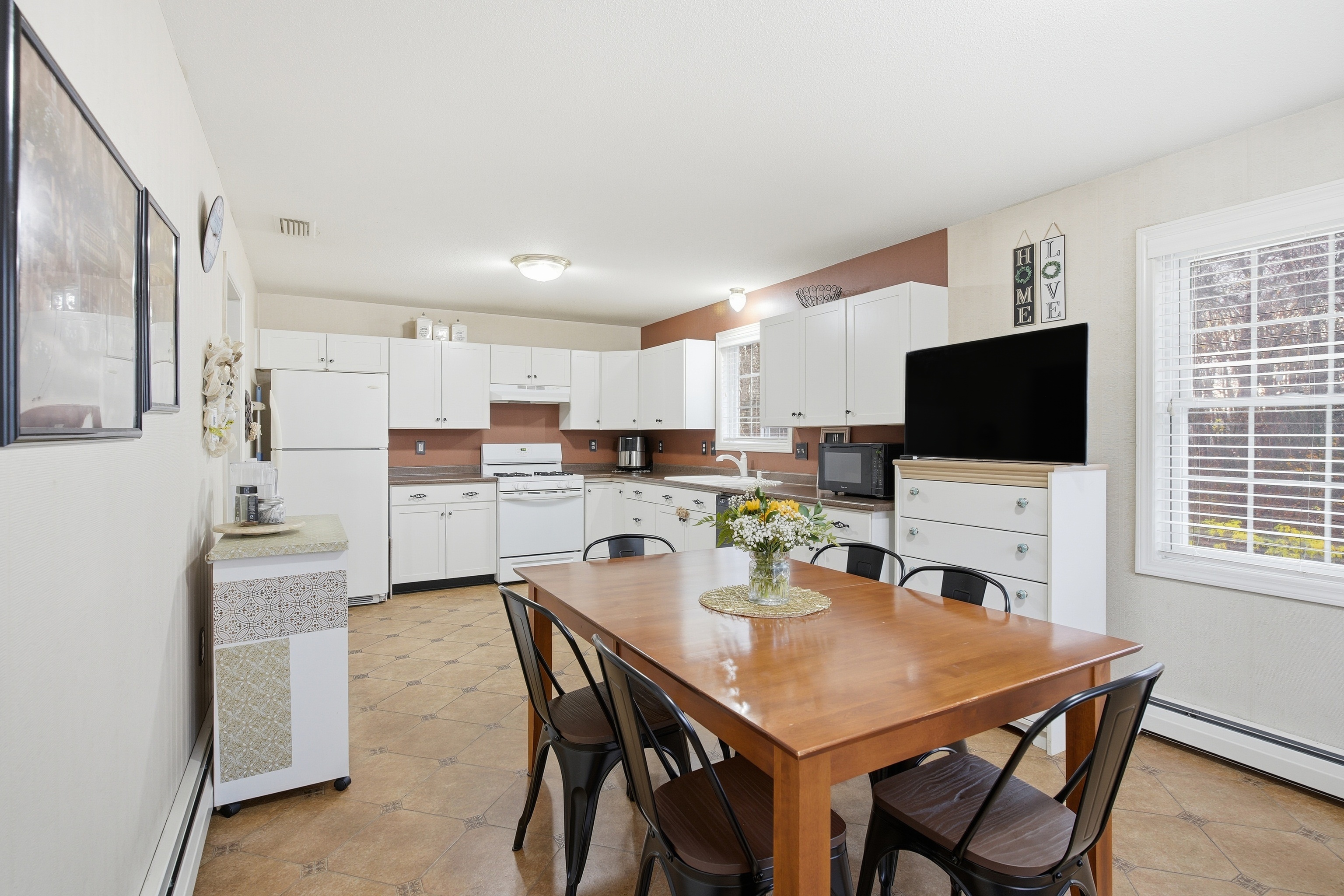 35 Fairfield Lane Bloomfield, CT 06002 - Photo 22 of 40 a kitchen with stainless steel appliances a microwave sink and refrigerator