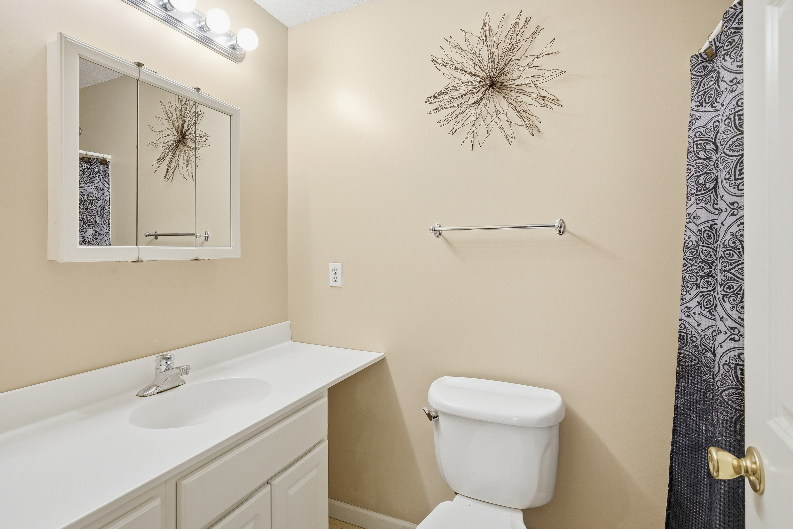 35 Fairfield Lane Bloomfield, CT 06002 - Photo 31 of 40 a bathroom with a toilet sink and mirror