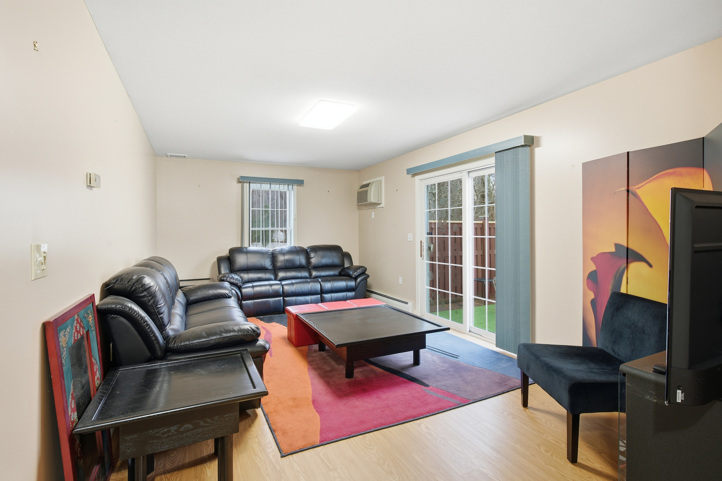 35 Fairfield Lane Bloomfield, CT 06002 - Photo 10 of 40 a living room with furniture a flat screen tv and a window