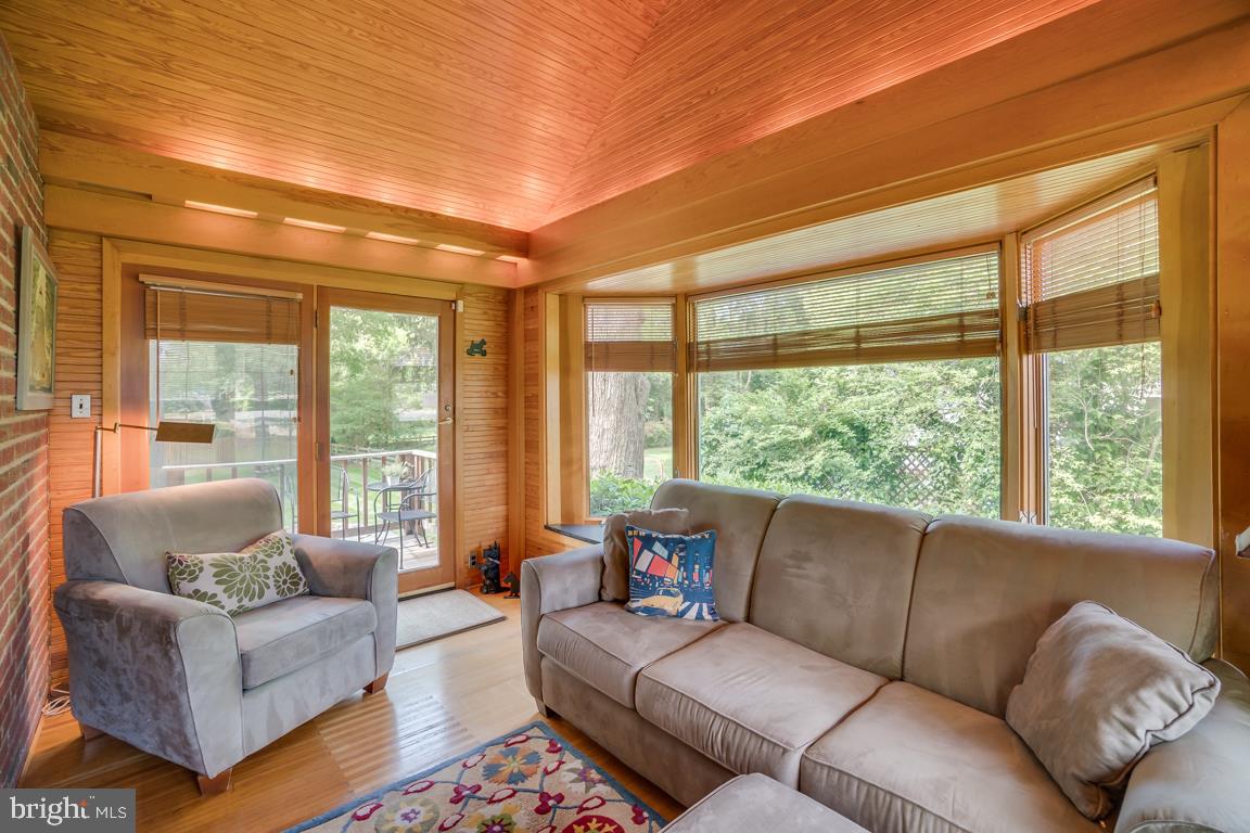 3909 Franconia Road Alexandria, VA 22310 - Photo 19 of 35 and you will spend hours enjoying this nook.