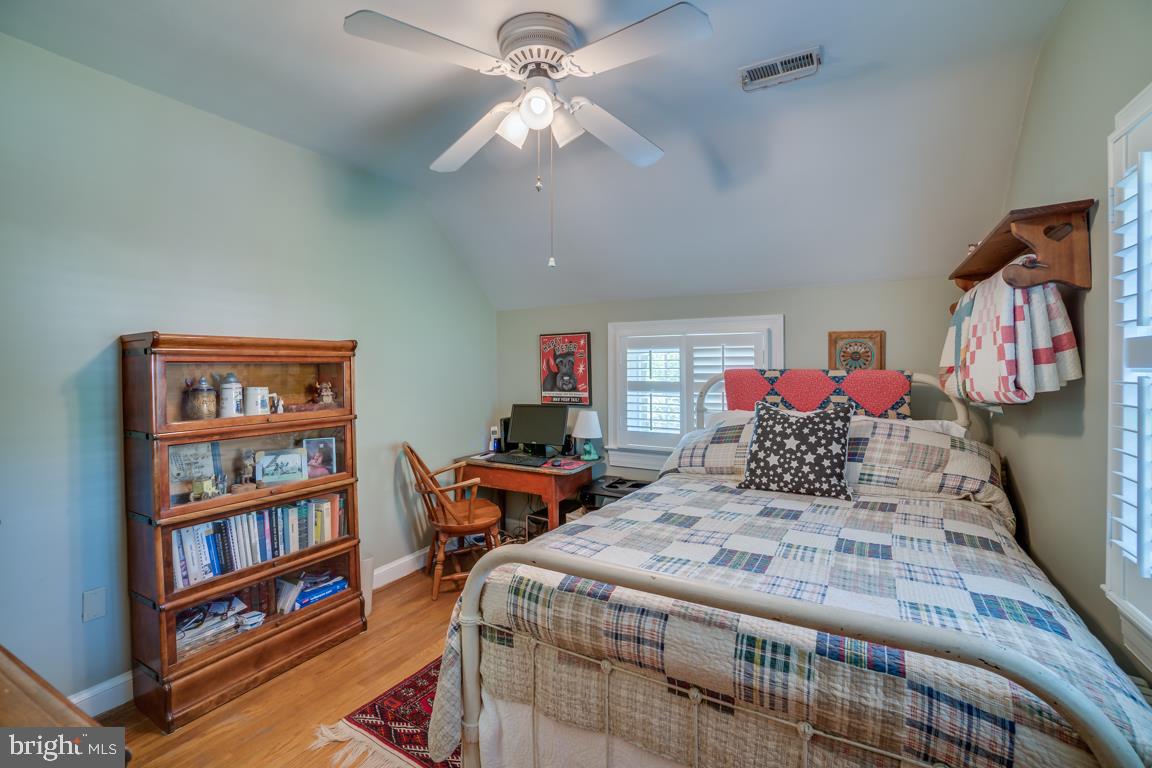 3909 Franconia Road Alexandria, VA 22310 - Photo 27 of 35 and even has space for a little work zone.