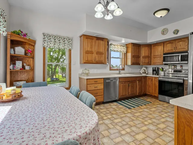 $685,000 | 3106 East County Hwy V, Mishicot, WI 54228