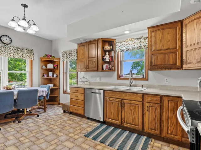 $685,000 | 3106 East County Hwy V, Mishicot, WI 54228