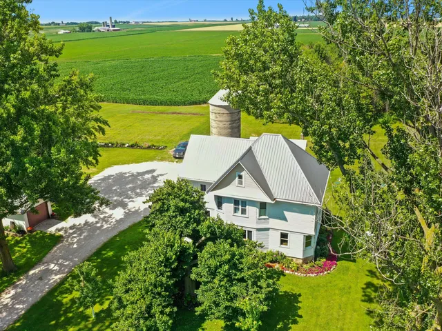 $685,000 | 3106 East County Hwy V, Mishicot, WI 54228