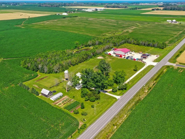 $685,000 | 3106 East County Hwy V, Mishicot, WI 54228