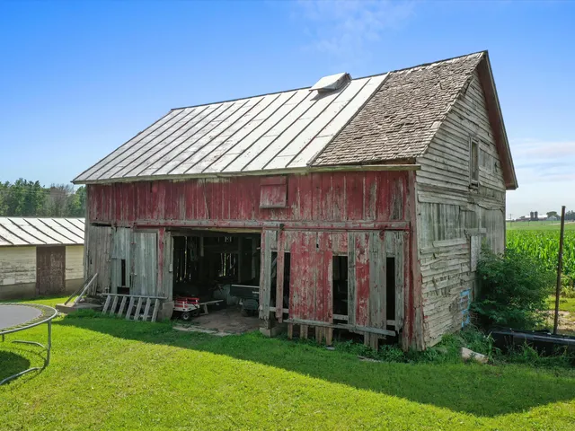 $685,000 | 3106 East County Hwy V, Mishicot, WI 54228