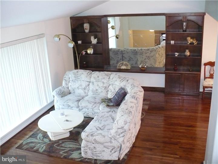 1778 Oakwynne Road Huntingdon Valley, PA 19006 - Photo 2 of 21 Living Room