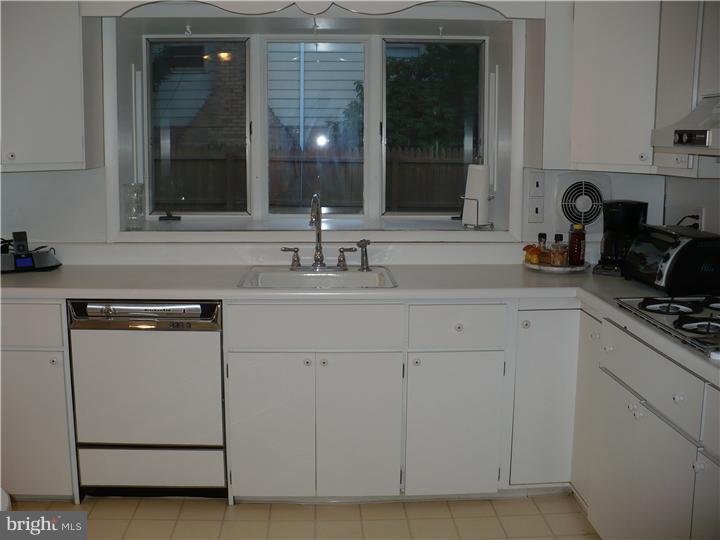 1778 Oakwynne Road Huntingdon Valley, PA 19006 - Photo 15 of 21 Kitchen