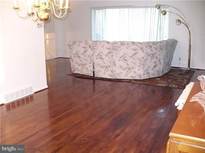1778 Oakwynne Road Huntingdon Valley, PA 19006 - Photo 4 of 21 Living Room