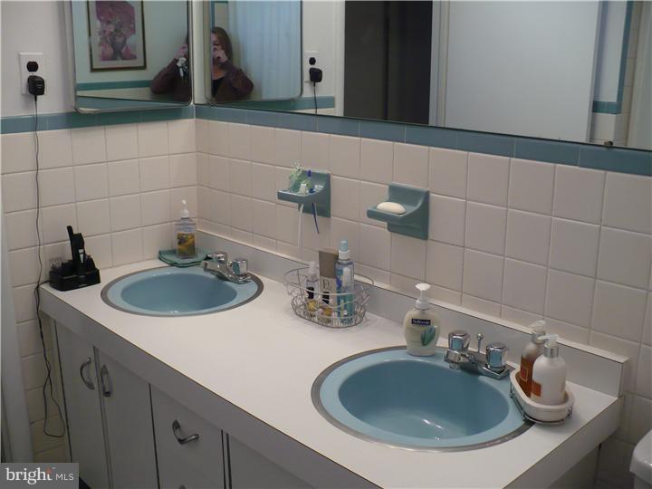 1778 Oakwynne Road Huntingdon Valley, PA 19006 - Photo 8 of 21 Bathroom