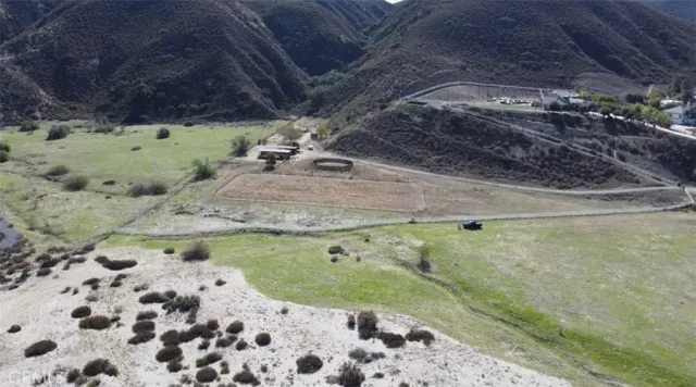 a view of a dirt yard