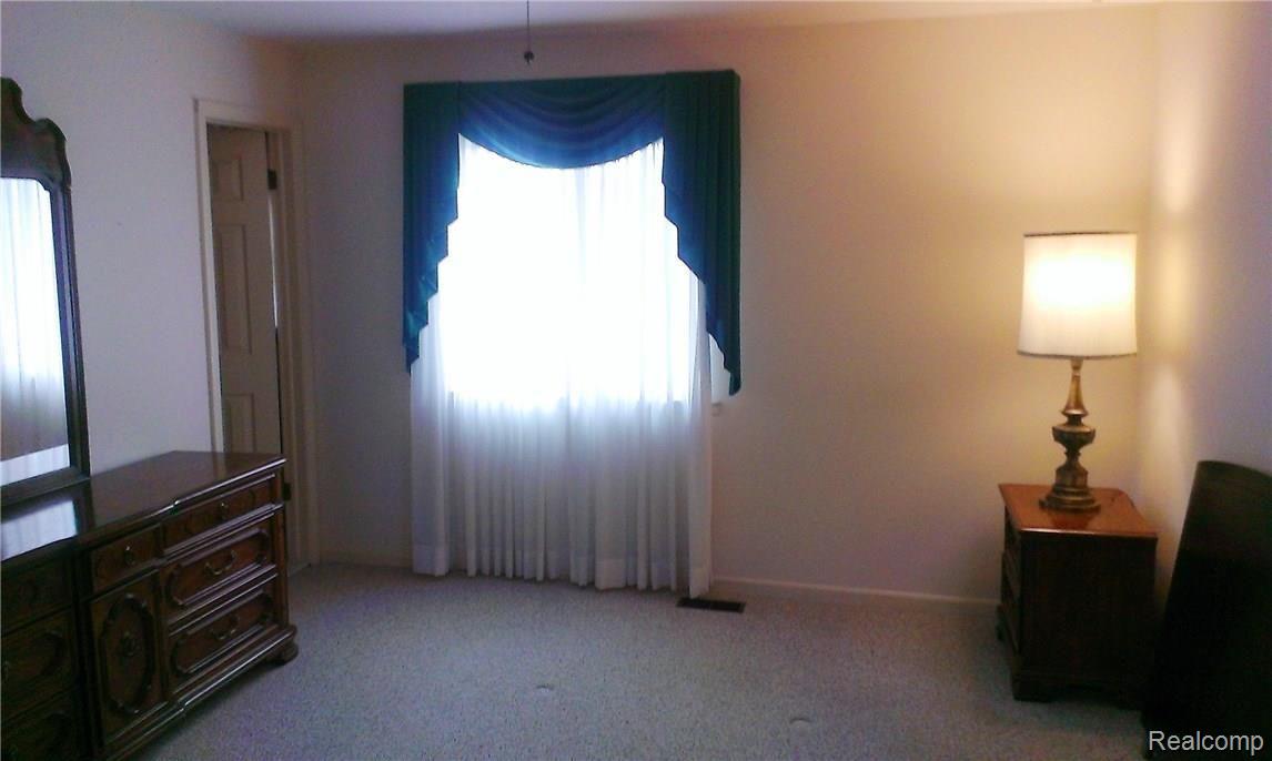 35800 Smithfield Road Farmington, MI 48335 - Photo 20 of 33 Master Suite with berber carpeting.