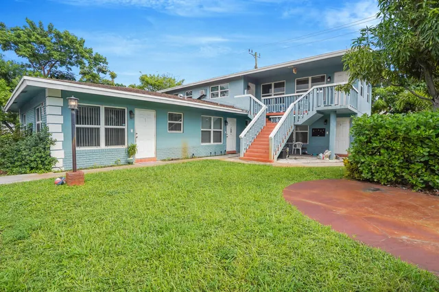 a view of a house with backyard and porch