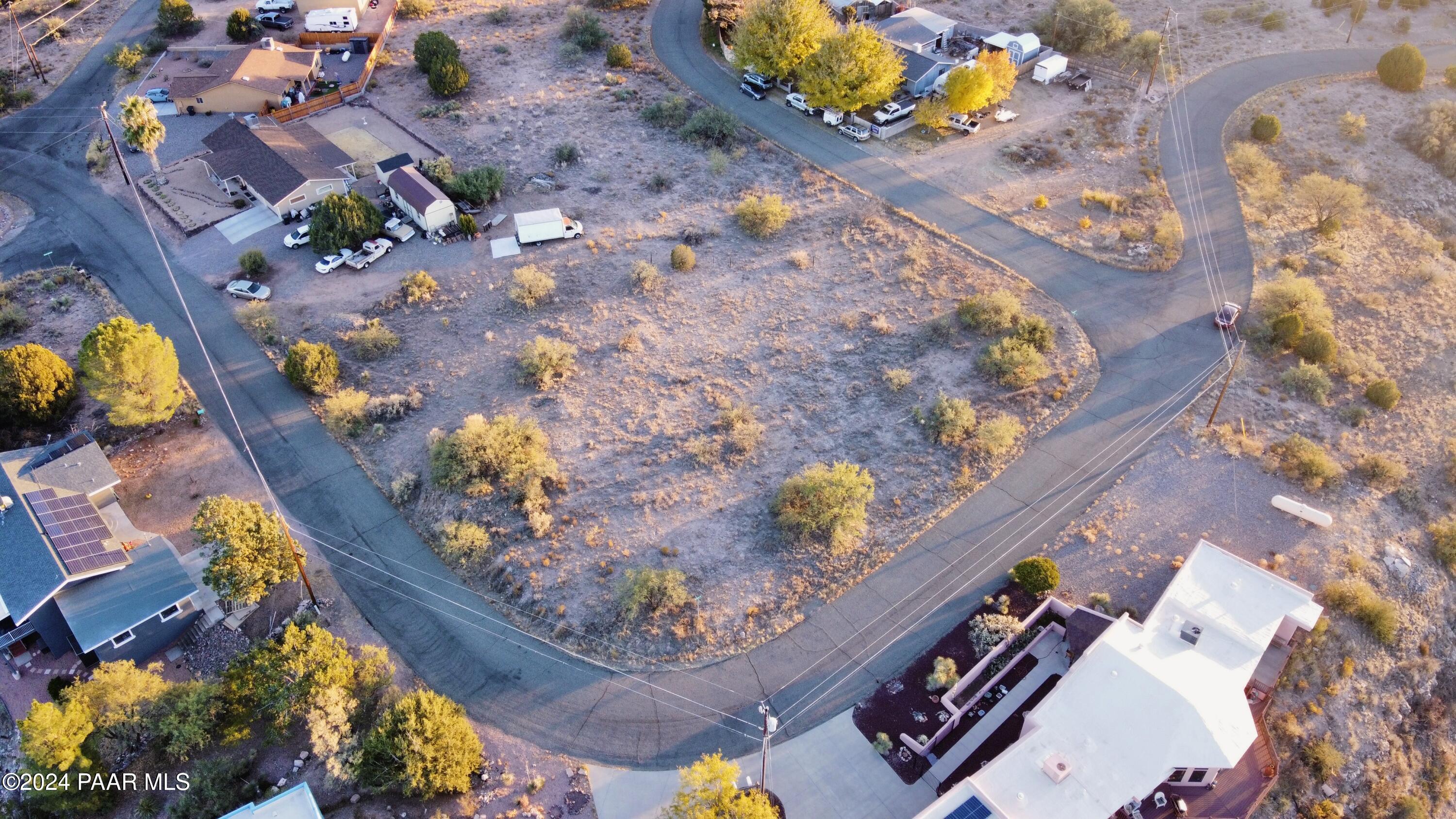 4605 East Gunsmoke Pass Rimrock, AZ 86335 - Photo 9 of 16 view of a wooden floor with a flower garden