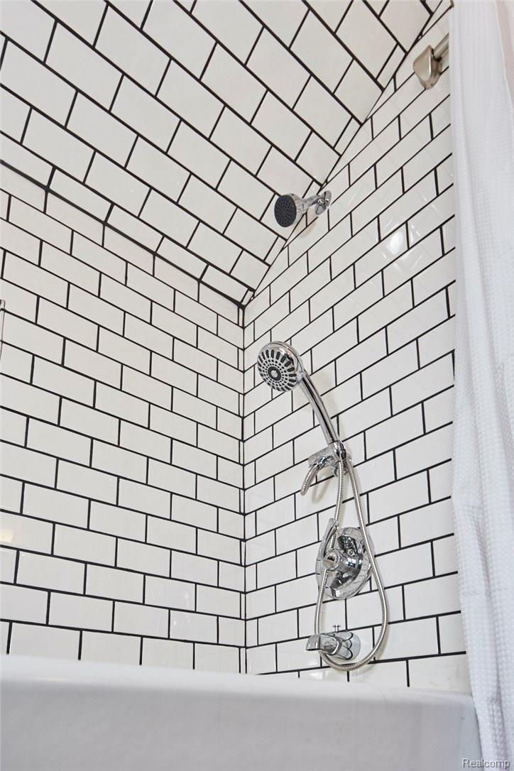 178 Ogemaw Road Pontiac, MI 48341 - Photo 7 of 23 Upstairs Bath Shower - 178 Ogemaw.jpg