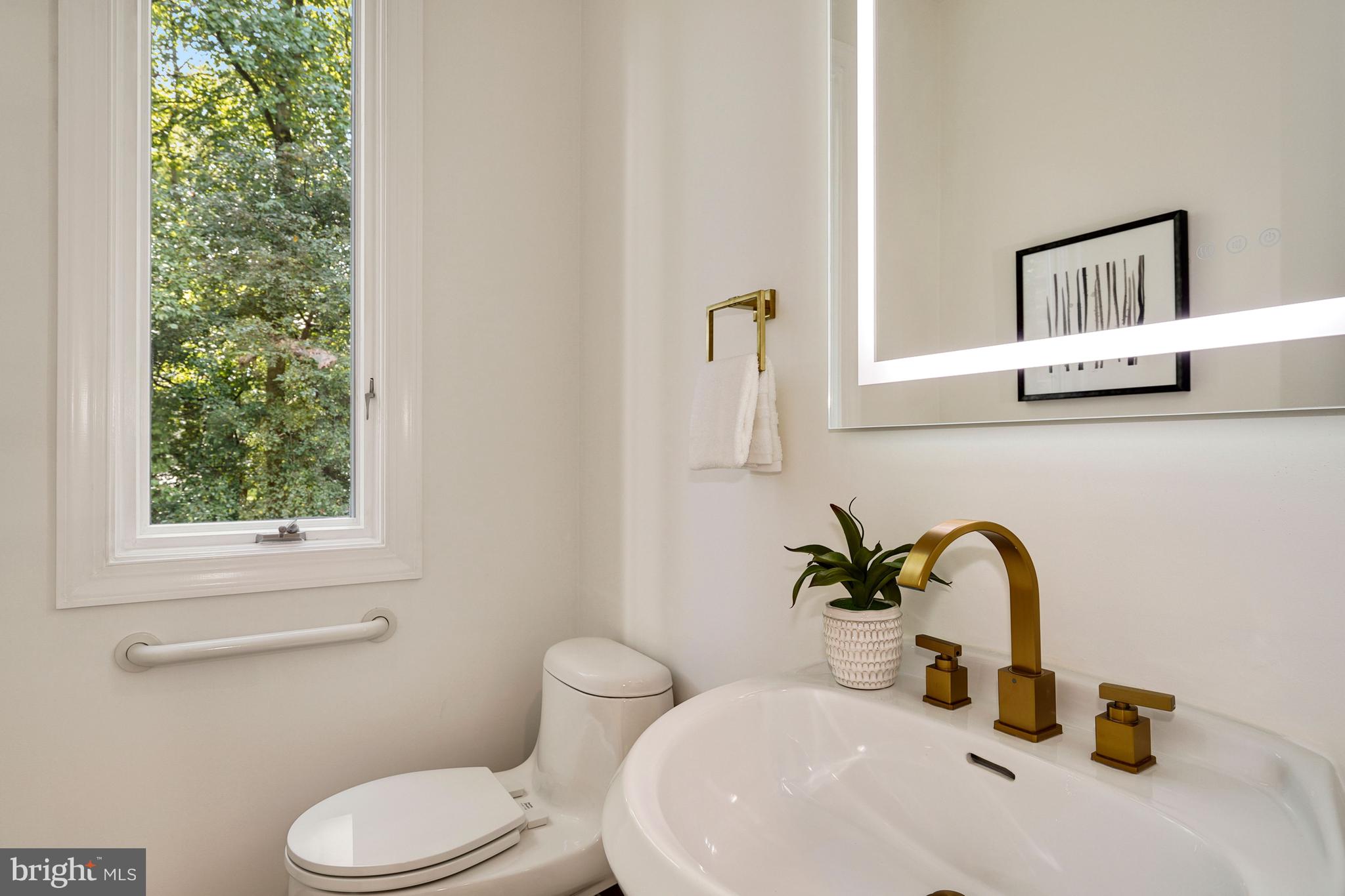 10121 Glen Road Potomac, MD 20854 - Photo 24 of 70 Main floor half bath one of two