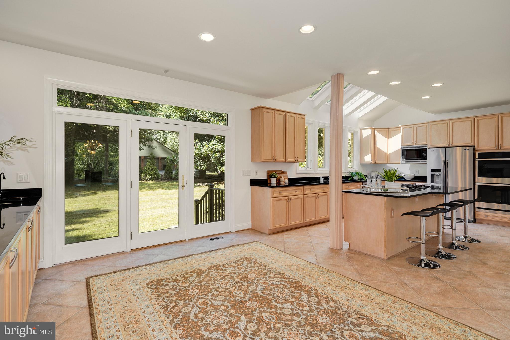 10121 Glen Road Potomac, MD 20854 - Photo 25 of 70 Impressive eat in kitchen